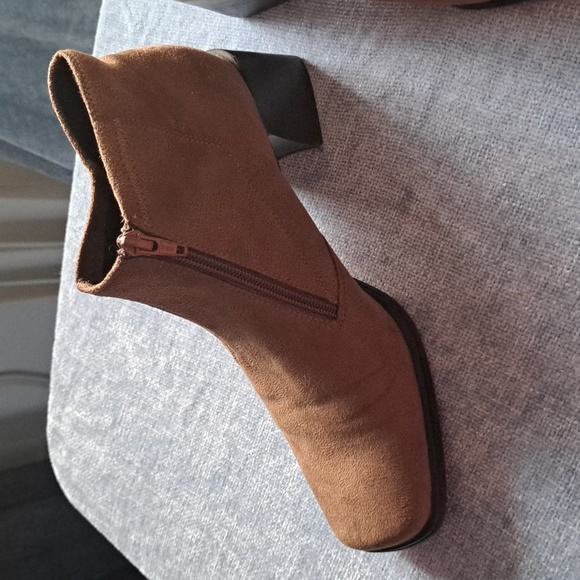 Liz Claiborne Suede Ankle Boot.  Camel Color. 8 1/2.  Like new - Picture 6 of 6